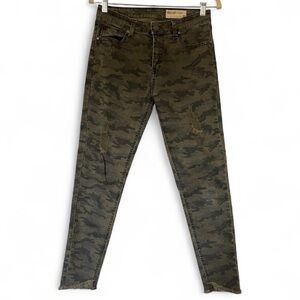 Wishlist Distressed Camo Skinny Jeans Women’s Medium Stretch Mid-Rise Frayed Hem